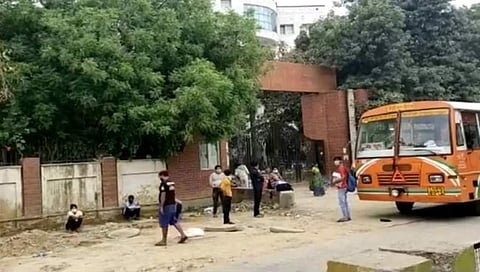 ಆಸ್ಪತ್ರೆ ಹೊರಗೆ ಕಾಯುತ್ತಿರುವ ರೋಗಿಗಳು