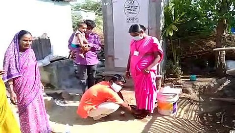 ಕಲಬುರಗಿಯಲ್ಲಿ ಆಶಾ ಕಾರ್ಯಕರ್ತೆಗೆ ಪಾದಪೂಜೆ