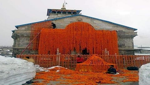 ದೇಗುಲಕ್ಕೆ ಚೆಂಡು ಹೂವುಗಳಿಂದ ಅಲಂಕಾರ