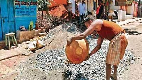 ಹುಬ್ಬಳ್ಳಿಯಲ್ಲಿನ ಕಟ್ಟಡ ಕಾರ್ಮಿಕರೊಬ್ಬರ ಚಿತ್ರ