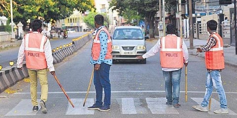 ಕೊರೋನಾ: ಪ್ರಾಣಪಣಕ್ಕಿಟ್ಟು ಭದ್ರತೆ ಒದಗಿಸುತ್ತಿರುವ ಪೊಲೀಸರ ನೆರವಿಗೆ ಬಂದ ಸ್ಥಳೀಯ ಯುವಕರು, ಜನರಲ್ಲಿ ಜಾಗೃತಿ ಮೂಡಿಸುವ ಕಾರ್ಯ