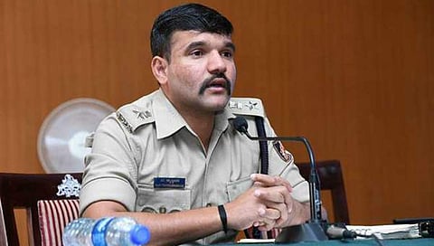 ಲಾಕ್‌ಡೌನ್ ಉಲ್ಲಂಘಿಸಿ ಅಪ್ರಾಪ್ತ ಮಗನಿಗೆ ಕಾರು ಚಾಲನೆ ಹೇಳಿಕೊಡುತ್ತಿದ್ದ ಪೋಷಕರಿಗೆ ರವಿ ಡಿ. ಚನ್ನಣ್ಣನವರ್ ​ಕ್ಲಾಸ್