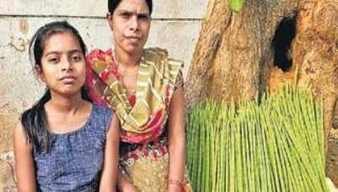 ಲಾಕ್ ಡೌನ್ ನಡುವೆ ತರಕಾರಿ ಮಾರಿ ಕುಟುಂಬಕ್ಕೆ ಆಸರೆಯಾದ ಮಹಿಳೆ