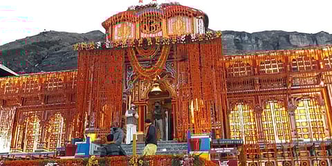 ವೇದ ಘೋಷಗಳ ನಡುವೆ ಬಾಗಿಲು ತೆರದ ಬದರಿನಾಥ ದೇಗಲ