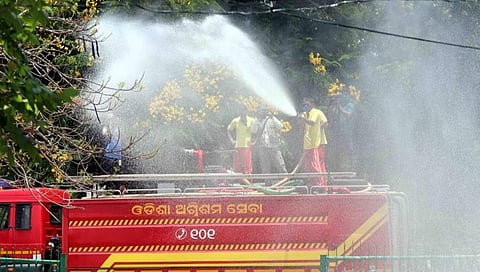 ಭುವನೇಶ್ವರದಲ್ಲಿ ಅಗ್ನಿ ಶಾಮಕ ಸಿಬ್ಬಂದಿ ಸೋಂಕು ನಿವಾರಕಗಳನ್ನು ಸಿಂಪಡಿಸುತ್ತಿರುವುದು