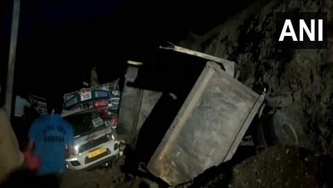 ಭೂ ಕುಸಿತಕ್ಕೆ ಸಿಲುಕಿದ ವಾಹನಗಳು
