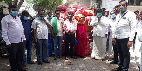 ಈರುಳ್ಳಿ ಖರೀದಿ ಮಾಡಿದ ತಹಸಿಲ್ದಾರ್ ವಿಜಯಕುಮಾರ್