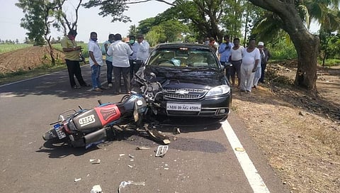 ತಹಸೀಲ್ದಾರ್ ವಾಹನಕ್ಕೆ ಡಿಕ್ಕಿ ಹೊಡೆದಿರುವ ಬೈಕ್ ಚಿತ್ರ