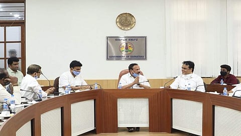 ಡಿ. ವಿ. ಸದಾನಂದಗೌಡ ಸಚಿವರೊಂದಿಗೆ ಸಭೆಯ ಚಿತ್ರ