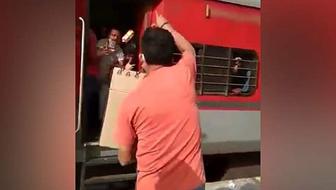 ಬಿಸ್ಕಟ್ ನೀಡುತ್ತಿರುವ ರೈಲ್ವೇ ಅಧಿಕಾರಿ