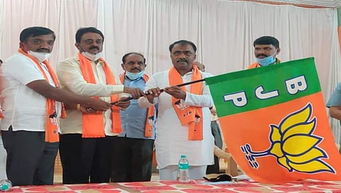 ಕೇಸರಿ ಪಕ್ಷ ಸೇರಿದ ಕಾಂಗ್ರೆಸ್ ಮುಖಂಡ ತಿಮ್ಮನಂಜಯ್ಯ