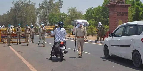 ಗಡಿಯಲ್ಲಿ ಕರ್ತವ್ಯನಿರ್ವಹಿಸುತ್ತಿರುವ ಪೊಲೀಸರು