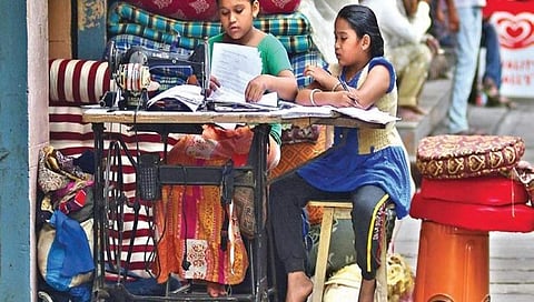 ವ್ಯಾಸಂಗದಲ್ಲಿ ತೊಡಗಿರುವ ಮಕ್ಕಳ ಚಿತ್ರ