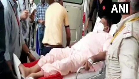 ಶಾಸಕ ಸೋಲಂಕಿಯನ್ನು ಮತ ಹಾಕಲು ಆಂಬ್ಯುಲೆನ್ಸ್ ನಿಂದ ಮತಗಟ್ಟೆಗೆ ಕರೆದೊಯ್ಯುತ್ತಿರುವುದು