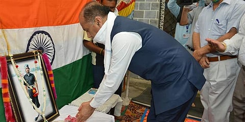 ಹುತಾತ್ಮ ಯೋಧನಿಗೆ ಪುಶ್ಪ ನಮನ ಸಲ್ಲಿಸಿದ ಹಿಮಾಚಲ ಪ್ರದೇಶ ಸಿಎಂ