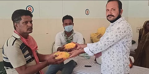 ಪಪ್ಪಾಯ ನೀಡುತ್ತಿರುವ ವಿಷ್ಣುತೀರ್ಥ