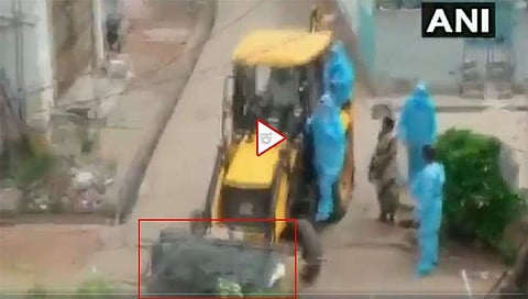 ಜೆಸಿಬಿಯಿಂದ ಶವವನ್ನು ಸಾಗಿಸುತ್ತಿರುವ ಚಿತ್ರ