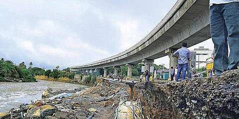 ಗೋಡೆಕುಸಿತ ಕಂಡಿರುವುದನ್ನು ನೋಡುತ್ತಿರುವ ಸ್ಥಳೀಯರು