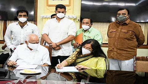ಸಭೆಯ ಬಳಿಕ ಸ್ಮಾರಕ ನಿರ್ಮಾಣ ಕುರಿತು ಪತ್ರಕ್ಕೆ ಸಹಿ ಹಾಕಿದ ಸಂಸದೆ ಹಾಗೂ ಅಂಬರೀಷ್ ಪತ್ನಿ ಸುಮಲತಾ ಅಂಬರೀಷ್. ಸಿಎಂ ಯಡಿಯೂರಪ್ಪ ಹಾಗೂ ಇತರರು ಇದ್ದಾರೆ