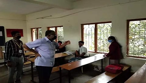 ಚಿಕ್ಕಬಳ್ಳಾಪುರದ ಪರೀಕ್ಷಾ ಕೇಂದ್ರಕ್ಕೆ ಭೇಟಿ ನೀಡಿದ ಸಚಿವ ಸುರೇಶ್ ಕುಮಾರ್