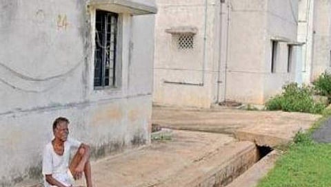 ಖಾಲಿ ಇರುವ ಮನೆ ಮುಂದೆ ಕಾವಲುಗಾರ ಕುಳಿತಿರುವುದು