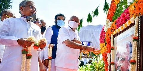 ಅರಸು ಪ್ರತಿಮೆಗೆ ಮಾಲಾರ್ಪಣೆ ಮಾಡಿದ ಸಿಎಂ
