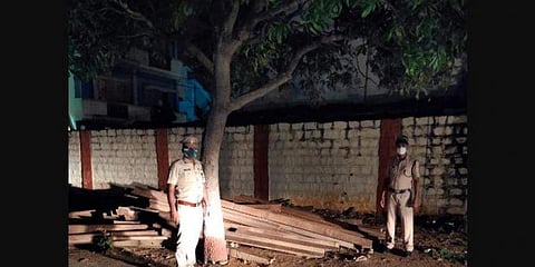 ಕಬ್ಬಿಣದ ಹಳಿಗಳ ವಶಕ್ಕೆ ಪಡೆದ ಅಧಿಕಾರಿಗಳು