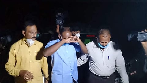 ವೈದ್ಯಕೀಯ ಪರೀಕ್ಷೆಗೆ ಎಸ್ಐ ಗಣೇಶ್ ಅವರನ್ನು ಆಸ್ಪತ್ರೆಗೆ ಕರೆದೊಯ್ಯುತ್ತಿರುವ ಅಧಿಕಾರಿಗಳು