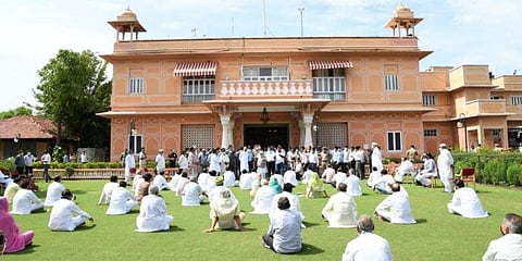 ರಾಜಭವನದಲ್ಲಿ ಕಾಂಗ್ರೆಸ್ ಶಾಸಕರ ಧರಣಿ