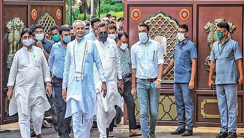 ಜೈಪುರದಲ್ಲಿ ರಾಜಭವನದ ಹೊರಗೆ ಮುಖ್ಯಮಂತ್ರಿ ಅಶೋಕ್ ಗೆಹ್ಲೋಟ್ ಮತ್ತು ಇತರರು