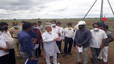 ವಿಜಯಪುರ ವಿಮಾನ ನಿಲ್ದಾಣ ಸ್ಥಳ ಪರಿಶೀಲನೆ ನಡೆಸುತ್ತಿರುವ ಉಪಮುಖ್ಯಮಂತ್ರಿ ಗೋವಿಂದ ಕಾರಜೋಳ