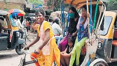 ಆಟೋ ಚಲಾಯಿಸುತ್ತಿರುವ ನಂದಿನಿ