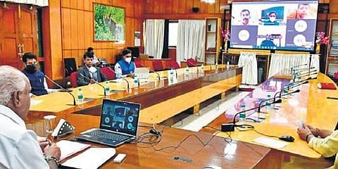 ಸಭೆಯಲ್ಲಿ ಮಾತುಕತೆ ನಡೆಸುತ್ತಿರುವ ಸಿಎಂ ಯಡಿಯೂರಪ್ಪ