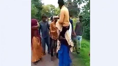 ಅನೈತಿಕ ಸಂಬಂಧದ ಆರೋಪ: ಮಹಿಳೆಗೆ ಗಂಡನನ್ನು ಹೆಗಲ ಮೇಲೆ ಹೊತ್ತು ನಡೆಯುವ ಶಿಕ್ಷೆ 