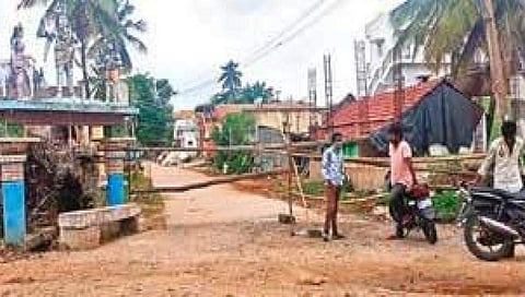 ತಡೆಗೋಡೆ ನಿರ್ಮಿಸುತ್ತಿರುವ ಗ್ರಾಮಸ್ಥರು