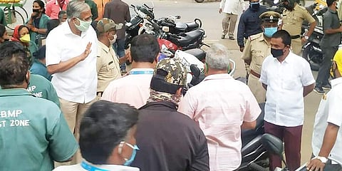 ಕೊರೋನಾ ವಾರಿಯರ್ಸ್ ರೊಂದಿಗೆ ಸಚಿವ ಸುರೇಶ್ ಕುಮಾರ್ (ಸಂಗ್ರಹ ಚಿತ್ರ)