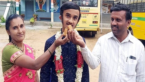 ಮಗನಿಗೆ ಸಿಹಿ ತಿನ್ನಿಸುತ್ತಿರುವ ಮಹೇಶ್ ಪೋಷಕರು