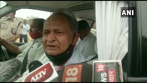 ಜೈಸಲ್ಮರ್ ನಲ್ಲಿ ಸುದ್ದಿಗಾರರೊಂದಿಗೆ ಮಾತನಾಡಿದ ಸಿಎಂ ಅಶೋಕ್ ಗೆಹ್ಲೋಟ್