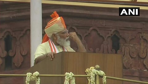 ದೆಹಲಿಯ ಕೆಂಪುಕೋಟೆಯಲ್ಲಿ ದೇಶದ ಜನತೆಯನ್ನುದ್ದೇಶಿಸಿ ಭಾಷಣ ಮಾಡುತ್ತಿರುವ ಪ್ರಧಾನಿ ಮೋದಿ