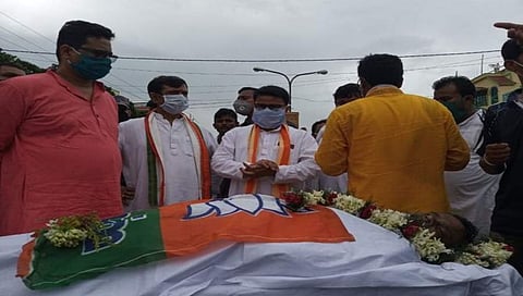 ಬಿಜೆಪಿ ಕಾರ್ಯಕರ್ತನ ಮೃತದೇಹ ಇರಿಸಿ ಪ್ರತಿಭಟನೆ
