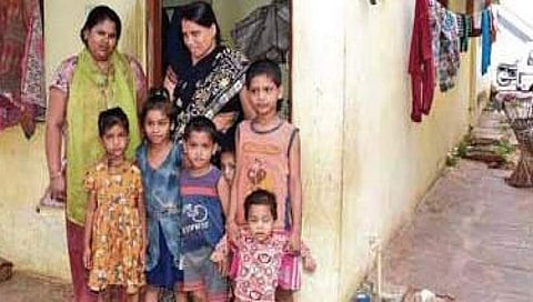 ರೇಷನ್ ಗಾಗಿ ಪರದಾಡುತ್ತಿರುವ ಕಮಲಾ ಕುಟುಂಬ