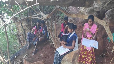 ಬೆಟ್ಟದ ಮೇಲೆ ಓದುತ್ತಿರುವ ಮಕ್ಕಳು