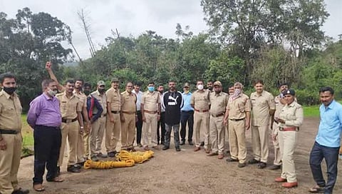 ಆತ್ಮಹತ್ಯೆಗೆ ಯತ್ನಿಸಿದ್ದ ಚೇತನ್ ಹಾಗೂ ರಕ್ಷಿಸಿದ ಪೋಲೀಸ್ ತಂಡ