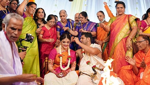 ದೀರ್ಘ ಕಾಲದ ಗೆಳತಿ ವರ್ಷಾ ಬೆಳವಾಡಿಯೊಂದಿಗೆ ದಾಂಪತ್ಯ ಜೀವನಕ್ಕೆ ಅಡಿಯಿಟ್ಟ ನಟ ವಿನಾಯಕ್ ಜೋಶಿ