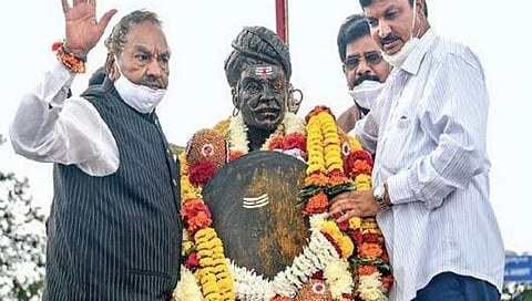 ಕ್ರಾಂತಿವೀರ ಸಂಗೊಳ್ಳಿ ರಾಯಣ್ಣ ಪ್ರತಿಮೆಗೆ ಮಾಲಾರ್ಪಣೆ ಮಾಡಿದ ಸಚಿವರಾದ ಕೆ ಎಸ್ ಈಶ್ವರಪ್ಪ ಮತ್ತು ರಮೇಶ್ ಜಾರಕಿಹೊಳಿ