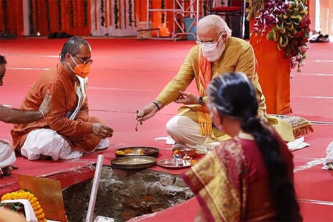 ರಾಮಜನ್ಮಭೂಮಿಯಲ್ಲಿ ಶಿಲಾನ್ಯಾಸ ನೆರವೇರಿಸುತ್ತಿರುವ ಪ್ರಧಾನಿ ನರೇಂದ್ರ ಮೋದಿ