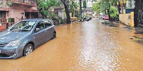 ಬೆಳಗಾವಿ ವಸತಿ ಪ್ರದೇಶದ ರಸ್ತೆಯಲ್ಲಿ ತುಂಬಿರುವ ನೀರು