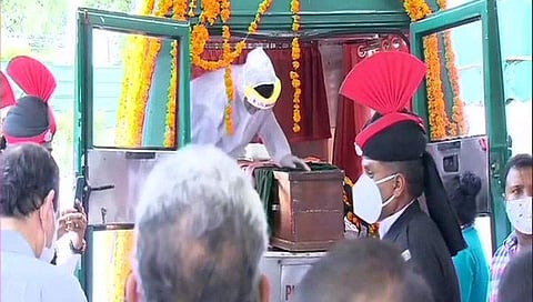 ವ್ಯಾನ್ ನಲ್ಲಿ ಪ್ರಣಬ್ ಮುಖರ್ಜಿ ಪಾರ್ಥೀವ ಶರೀರದ ರವಾನೆ