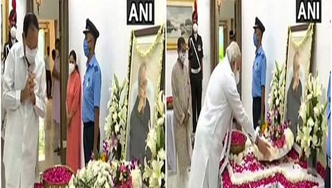 ಮಾಜಿ ರಾಷ್ಟ್ರಪತಿ ಪ್ರಣಬ್ ಮುಖರ್ಜಿಯವರಿಗೆ ಪುಷ್ಪನಮನ ಸಲ್ಲಿಸಿದ ಪ್ರಧಾನಿ ಮೋದಿ