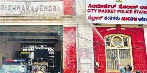 ಮಾರುಕಟ್ಟೆಯಲ್ಲಿ ಸ್ಯಾನಿಟೈಸ್ ಮಾಡುತ್ತಿರುವ ಬಿಬಿಎಂಪಿ ಸಿಬ್ಬಂದಿಗಳು.
